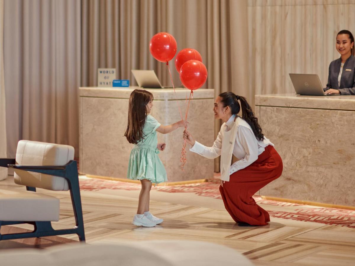 Hotel Grand Hyatt Kuwait Kuwait City Esterno foto A guest service agent at the front desk of a hotel